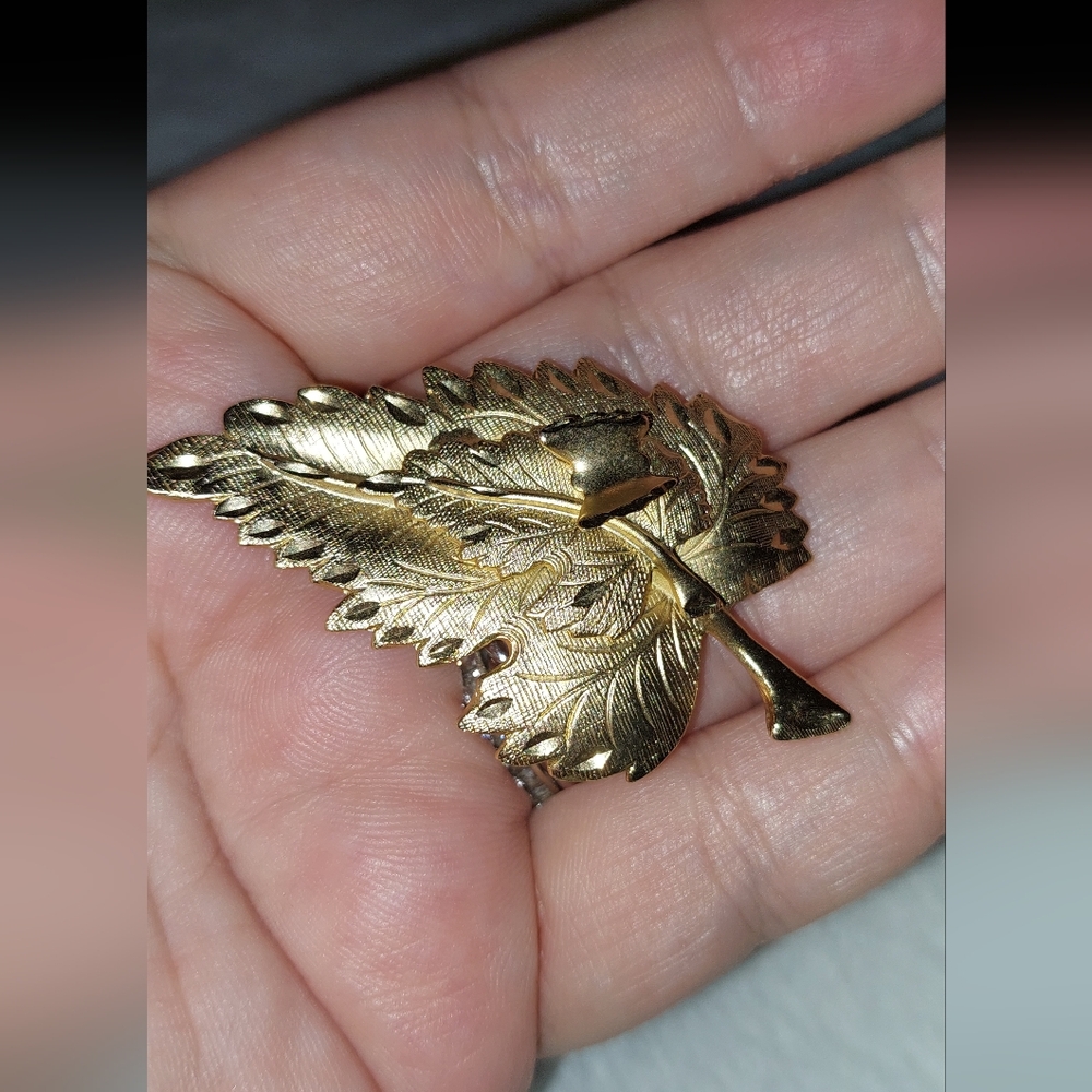 Carol Star Gold Bird Leaf Brooch